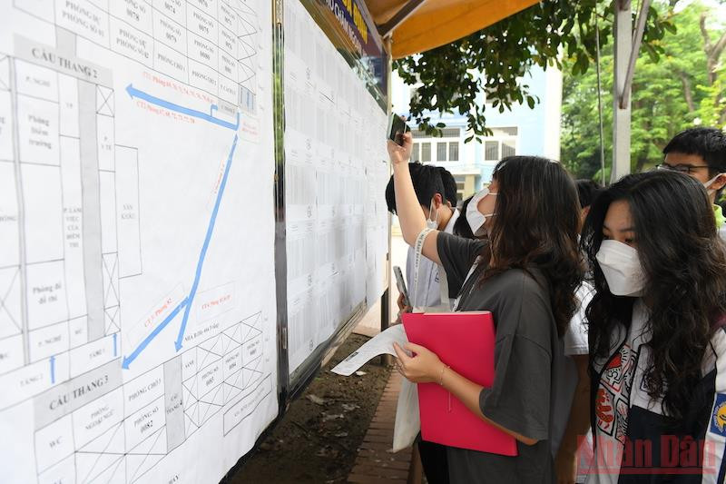 Thí sinh đến các điểm thi làm thủ tục dự thi, chiều 6/7. (Ảnh: THÀNH ĐẠT)