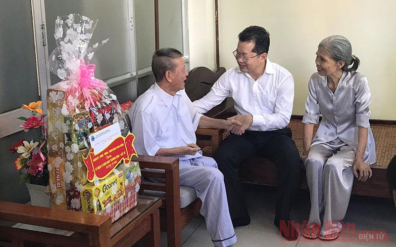 Phó Bí thư Thường trực Thành uỷ Đà Nẵng Nguyễn Văn Quảng thăm thương binh 1/4 Phan Tấn Minh nhân dịp 27-7.