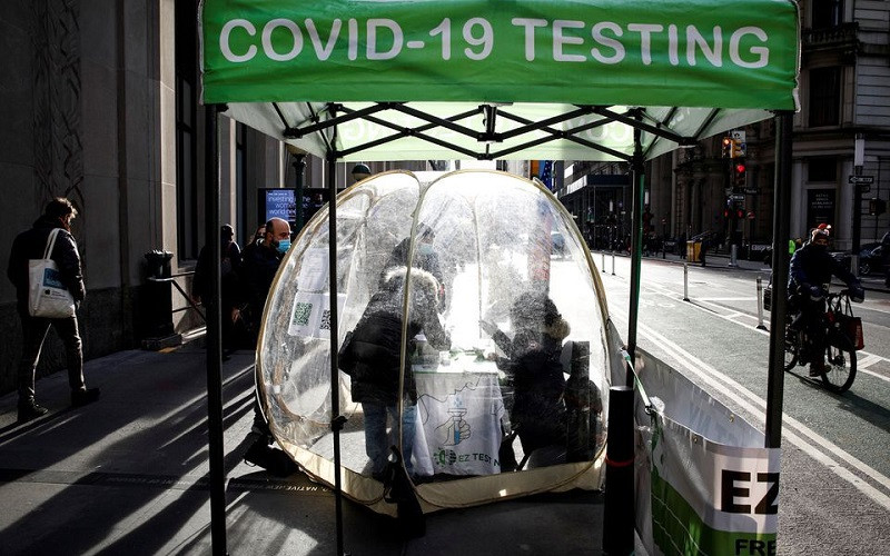 Lấy mẫu xét nghiệm Covid-19 ở New York, Mỹ, ngày 1/12/2021. (Ảnh: REUTERS)