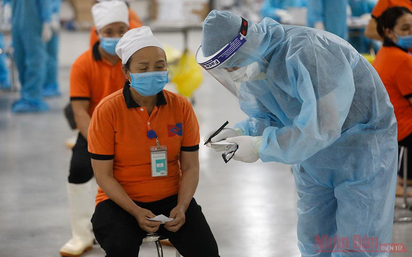 Xét nghiệm COvid-19 cho công nhân KCN Quang Châu, Bắc Giang. ẢNh: DUY LINH