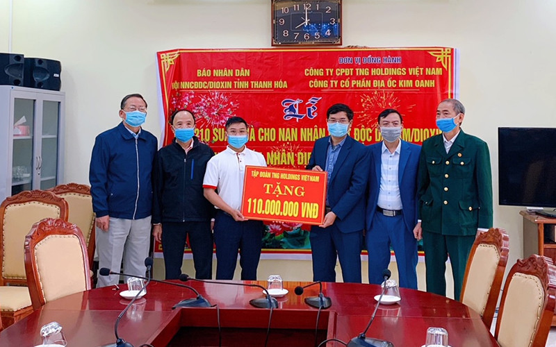 Đại diện Công ty Cổ phần đầu tư TNG Holdings Việt Nam trao trặng số tiền tài trợ cho Hội nạn nhân chất độc da cam/Dioxin tỉnh Thanh Hóa.