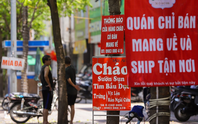 Các hàng ăn tại các quận, huyện, thị xã không có ca mắc Covid-19 trong cộng đồng từ ngày 6/9 dến nay được phép bán hàng mang về. (Ảnh: B CHÂU)