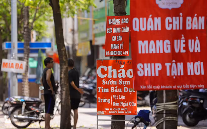 Các hàng ăn tại các quận, huyện, thị xã không có ca mắc Covid-19 trong cộng đồng từ ngày 6/9 dến nay được phép bán hàng mang về. (Ảnh: B CHÂU)