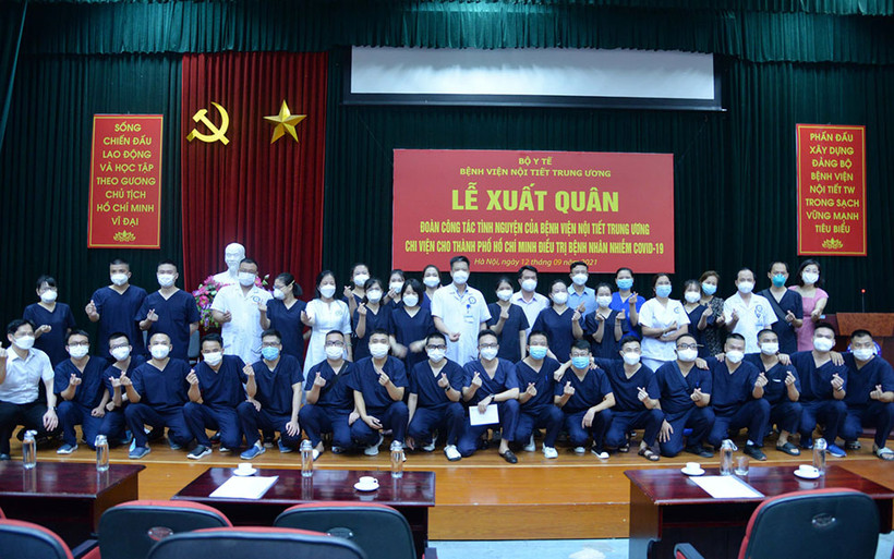 Các bác sĩ của Bệnh viện trong lễ xuất quân. (Ảnh: Bệnh viện cung cấp)