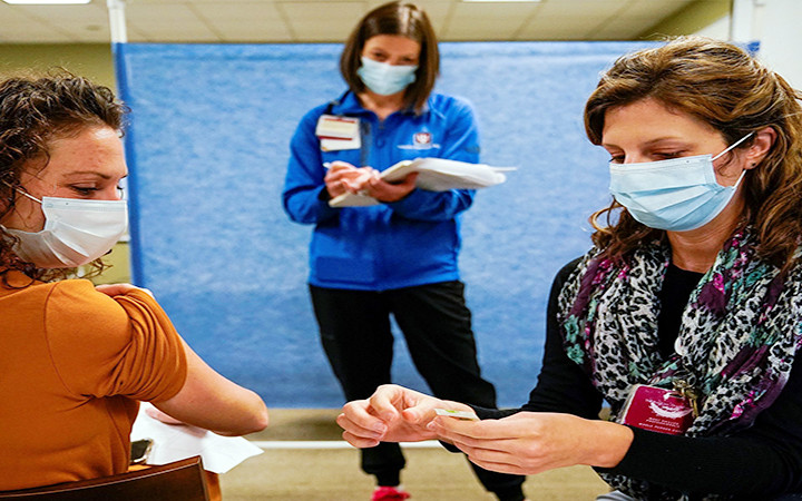 Phụ nữ khẳng định vai trò quan trọng trong cuộc chiến chống đại dịch Covid-19. (Ảnh REUTERS)