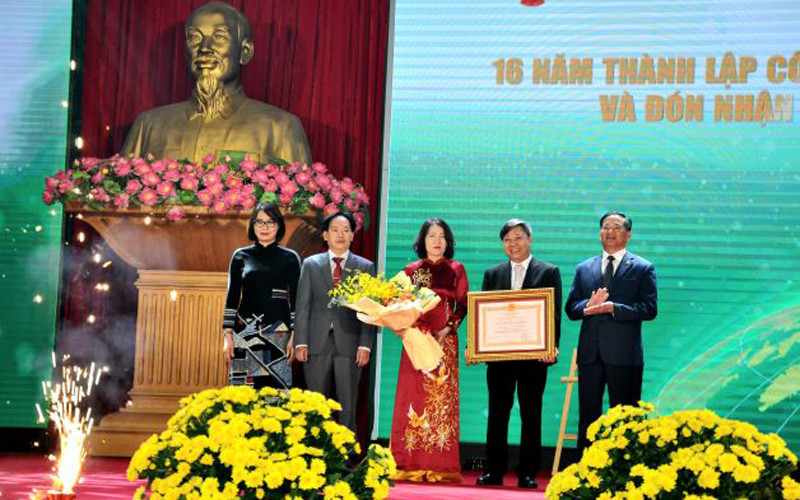 Thừa ủy quyền của Chủ tịch nước, Phó Chủ tịch Thường trực Ủy ban nhân dân tỉnh Hưng Yên Đặng Ngọc Quỳnh trao tặng Huân chương Lao động hạng Nhì cho Công ty Cổ phần công nghệ cao Traphaco.