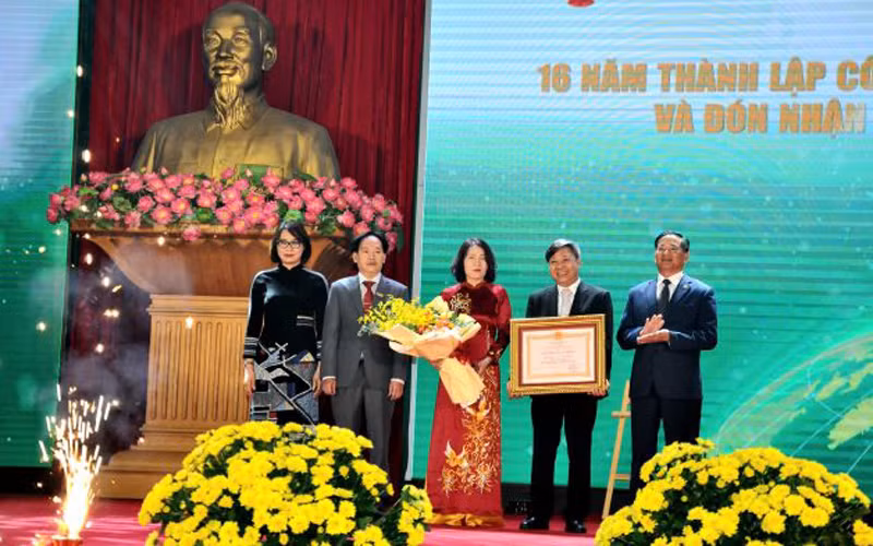 Thừa ủy quyền của Chủ tịch nước, Phó Chủ tịch Thường trực Ủy ban nhân dân tỉnh Hưng Yên Đặng Ngọc Quỳnh trao tặng Huân chương Lao động hạng Nhì cho Công ty Cổ phần công nghệ cao Traphaco.