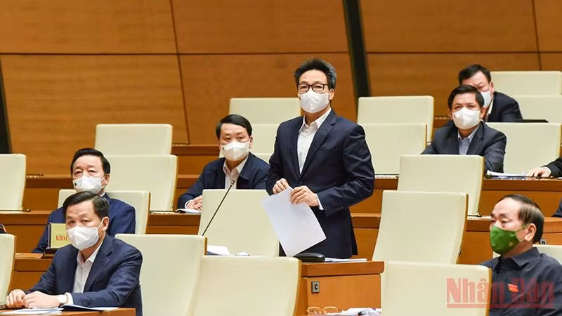 Phó Thủ tướng Chính phủ Vũ Đức Đam phát biểu giải trình trước Quốc hội, chiều 10/11. Ảnh: LINH NGUYÊN