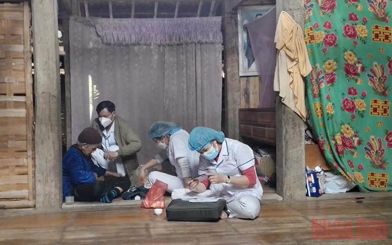 Cán bộ Trung tâm Y tế huyện Bạch Thông tiêm vaccine lưu động cho người dân. 