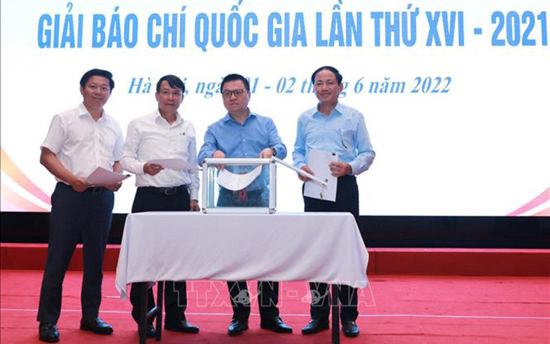 Chủ tịch Hội đồng Giải báo chí quốc gia, Chủ tịch Hội đồng Chung khảo Giải báo chí Quốc gia lần thứ XVI - năm 2021 Lê Quốc Minh, Phó Chủ tịch Thường trực Nguyễn Đức Lợi, Phó Chủ tịch Trần Thanh Lâm, Phó Chủ tịch Phạm Anh Tuấn bỏ phiếu chấm Chung khảo. (Ảnh: Hoàng Hiếu/TTXVN)