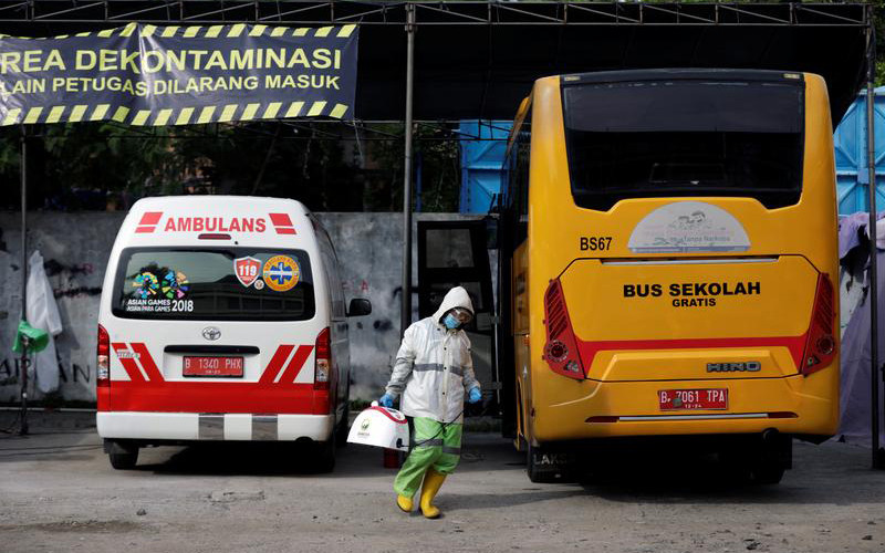 Trong bối cảnh dịch bệnh bùng phát tại Indonesia, hàng loạt tài xế ở Jakarta đã đăng ký sử dụng xe buýt để vận chuyển bệnh nhân Covid-19 tới bệnh viện, thay vì chở học sinh tới trường học. Ảnh: Reuters