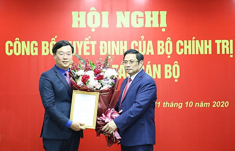 Đồng chí Phạm Minh Chính (bên phải) trao quyết định cho đồng chí Lê Quốc Phong.