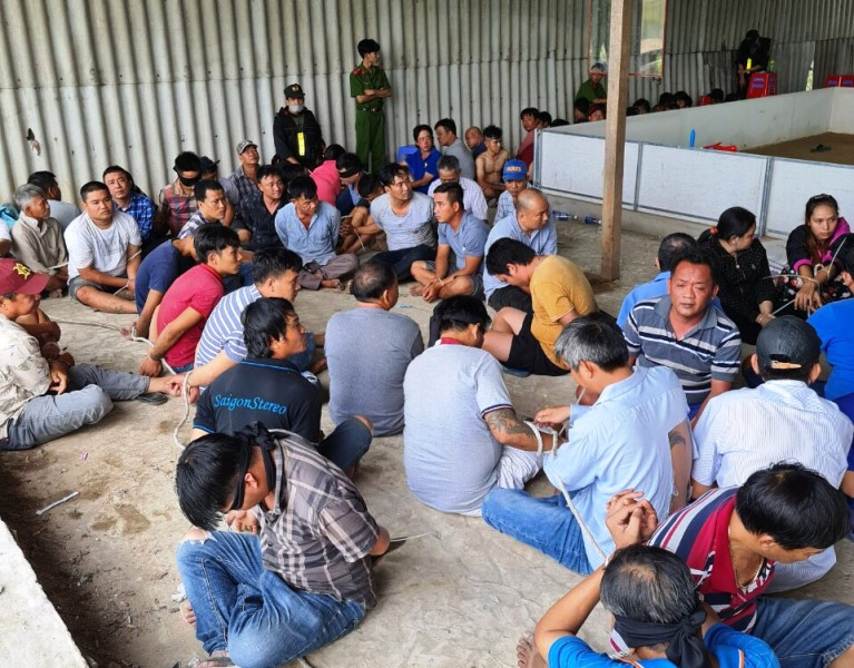 Các đối tượng bị bắt tại chiếu bạc. (Ảnh công an cung cấp)