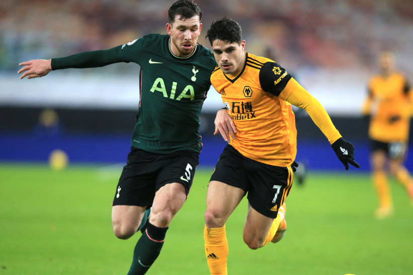 Hojbjerg (trái) tranh chấp đầy mạnh mẽ với “sao mai” Pedro Neto. (Ảnh: Goal)