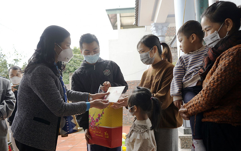 Lãnh đạo Liên đoàn Lao động thành phố Hà Nội (bên trái) trao quà tặng công nhân không về quê đón Tết.