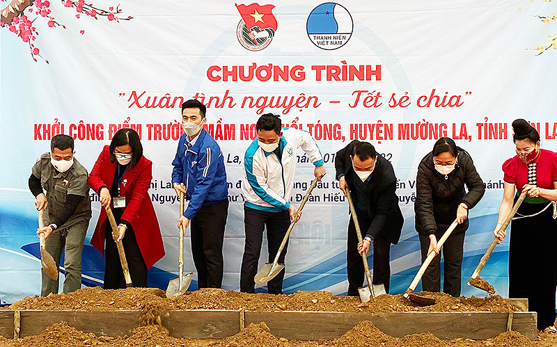Đại diện Thành đoàn, Hội Liên hiệp Thanh niên thành phố Hà Nội, tỉnh Sơn La và các đơn vị liên quan khởi công xây dựng Điểm Trường mầm non Huổi Tóng tại xã vùng cao Chiềng Lao. 