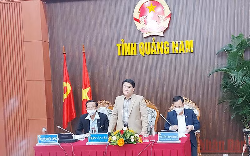 Phó Chủ tịch UBND tỉnh Quảng Nam Trần Văn Tân phát biểu tại buổi họp báo.