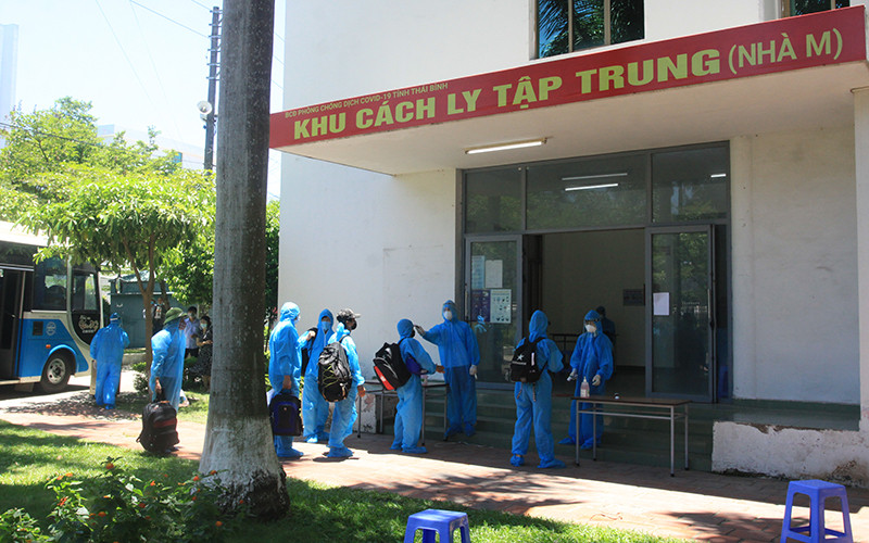 Kiểm tra thân nhiệt công dân từ Bắc Giang về tỉnh Thái Bình.