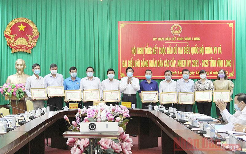 Bí thư Tỉnh ủy Vĩnh Long Bùi Văn Nghiêm trao tặng bằng khen cho các tập thể, cá nhân tiêu biểu có thành tích trong cuộc bầu cử.