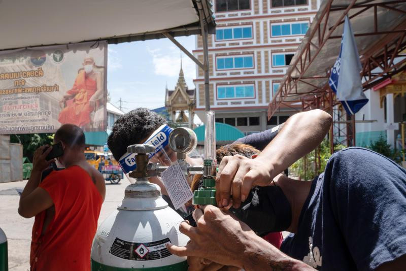 Các tình nguyện viên chuẩn bị bình ô-xy cho bệnh nhân Covid-19 tại một bệnh viện ở thủ đô Bangkok. (Ảnh: Bloomberg)