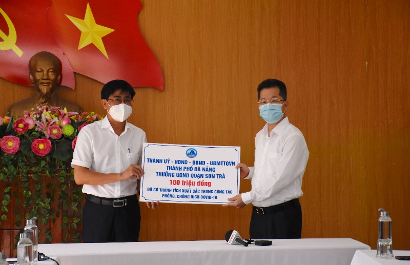 Bí thư Thành ủy Đà Nẵng Nguyễn Văn Quảng và lãnh đạo TP Đà Nẵng thăm, thưởng nóng UBND quận Sơn Trà, sáng 14-5.