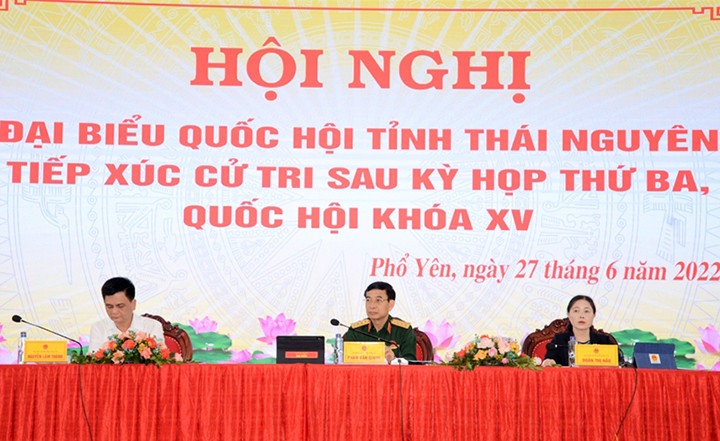 Đại tướng Phan Văn Giang và đại diện Đoàn đại biểu Quốc hội tỉnh Thái Nguyên tại hội nghị (Ảnh: qdnd.vn).