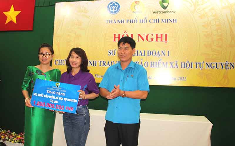 Trao sổ Bảo hiểm xã hội tự nguyện biểu trưng cho đoàn viên nghiệp đoàn. 