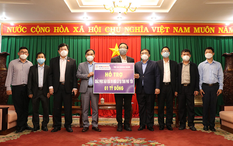 Lãnh đạo Tổng công ty Phát điện 2 trao kinh phí hỗ trợ Phú Yên khắc phục hậu quả lũ, lụt.