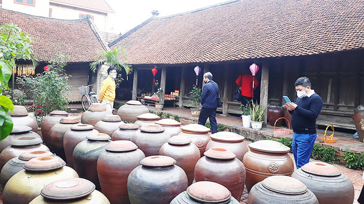 Trên sân ngôi nhà của ông Hà Hữu Thể ở Đường Lâm.