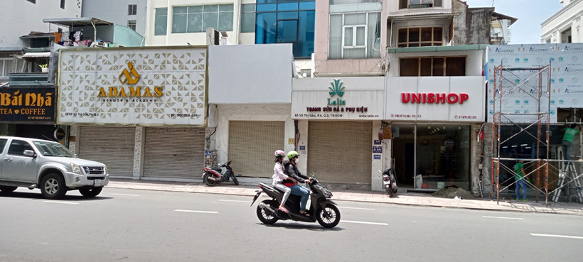Nhiều cửa hàng ở trung tâm quận 1 tạm đóng cửa để phòng dịch.