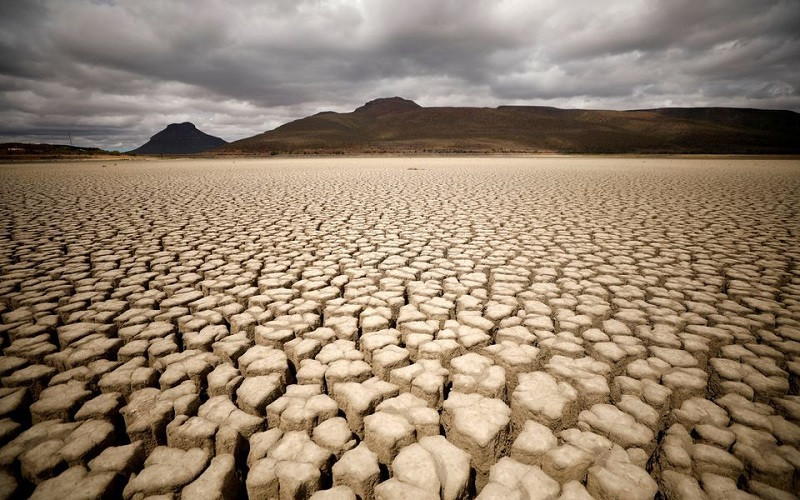 Lòng 1 con đập khô cạn ở Graaff-Reinet, Nam Phi, ngày 14/11/2019. Ảnh: REUTERS