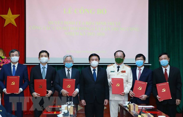 Đồng chí Nguyễn Xuân Thắng, Ủy viên Bộ Chính trị, Chủ tịch Hội đồng Lý luận Trung ương, Giám đốc Học viện Chính trị quốc gia Hồ Chí Minh trao quyết định cho các đồng chí Thường trực Hội đồng Lý luận Trung ương. (Ảnh: TTXVN).
