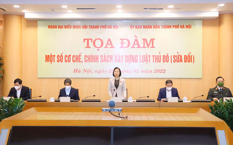 Phó Trưởng đoàn chuyên trách Đoàn đại biểu Quốc hội thành phố Phạm Thị Thanh Mai phát biểu tại buổi tọa đàm.