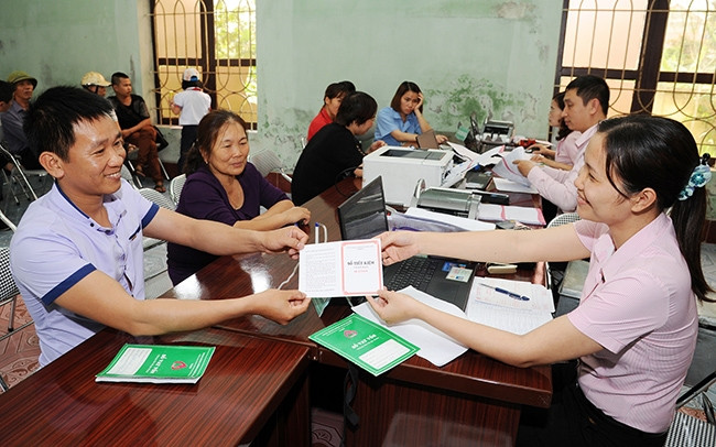 Người dân làm thủ tục vay vốn tại một điểm giao dịch của Ngân hàng Chính sách xã hội.