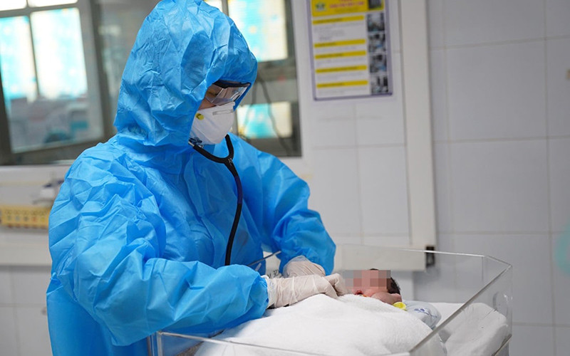 Các bác sĩ Trung tâm Sơ sinh chăm sóc cho bệnh nhi trong phòng cách ly.