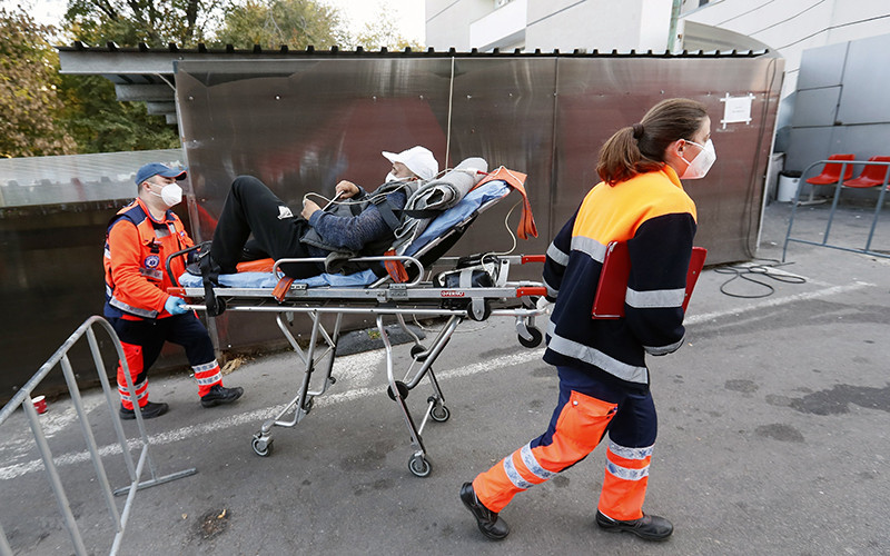 Nhân viên y tế chuyển bệnh nhân Covid-19 tới bệnh viện tại Bucharest, Romania, ngày 4/11/2021. (Ảnh: THX/TTXVN)