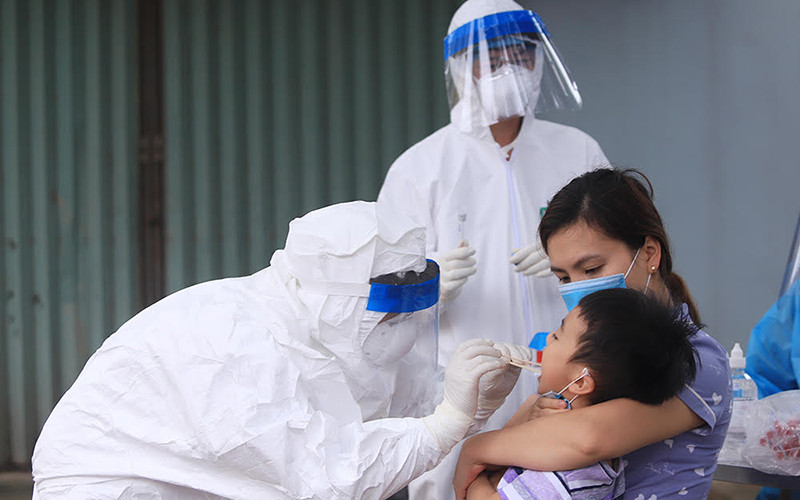 Nhân viên y tế lấy mẫu xét nghiệm cho người dân thôn Đông Cứu, xã Dũng Tiến, huyện Thường Tín (Hà Nội). (Ảnh: QUANG THÁI)