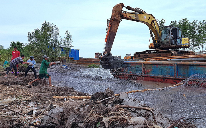 Gia cố chân đê biển Tây, đoạn thuộc xã Khánh Tiến, huyện U Minh.