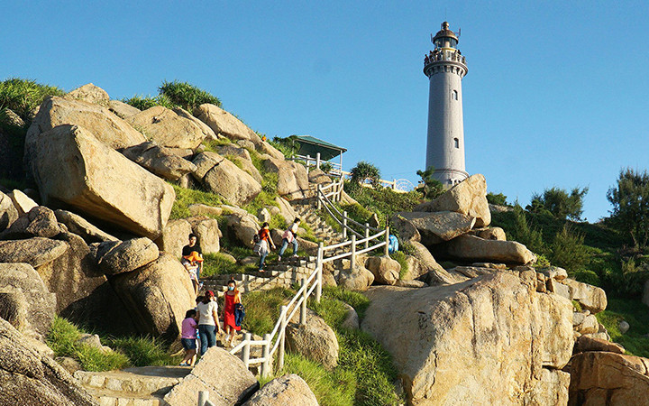 Du khách tham quan hải đăng Mũi Điện (Phú Yên). Ảnh: ĐỨC ANH