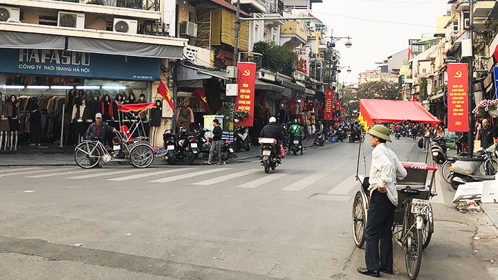 Người đạp xích-lô ở phố cổ Hà Nội gặp khó vì dịch Covid-19.