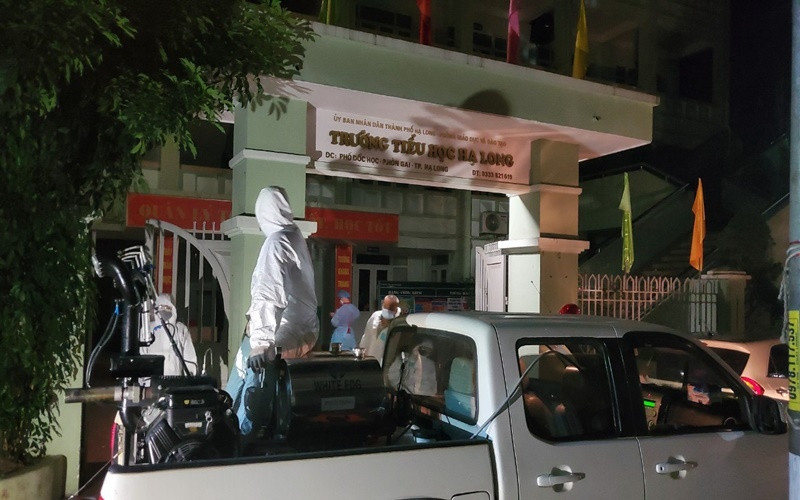 Lực lượng y tế phun thuốc khử khuẩn khu vực liên quan đến ca dương tính với Covid-19 tại Trường tiểu học Hạ Long.