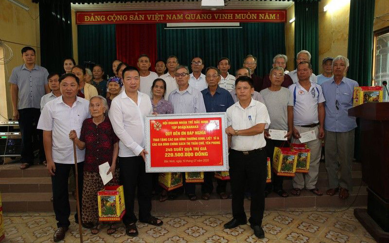 Đại diện Khu công nghiệp Hanaka cùng đại biểu Hội Doanh nghiệp trẻ tỉnh Bắc Ninh thăm, tặng quà gia đình chính sách.