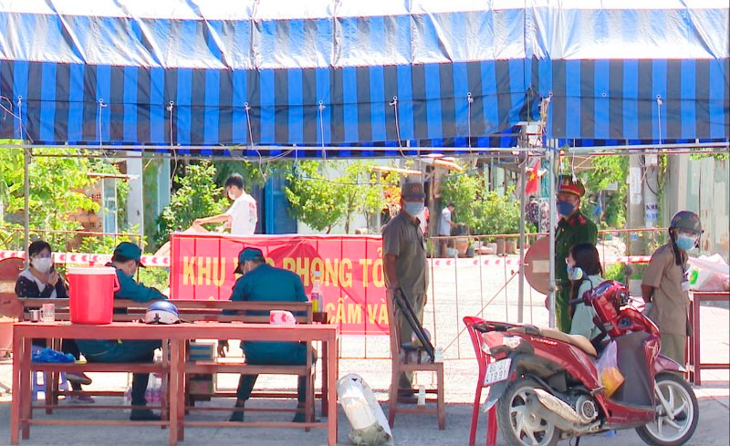 Các chốt tại khu vực phong tỏa được bố trí bàn giao dịch để người dân trao đổi hàng hóa.