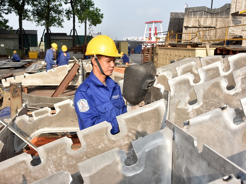 Công nhân Công ty TNHH một thành viên đóng tàu Hồng Hà sản xuất các linh kiện đóng tàu.