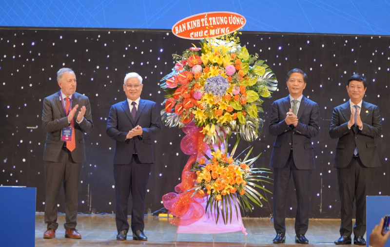 Đồng chí Trần Tuấn Anh, Ủy viên Bộ Chính trị, Trưởng Ban Kinh tế Trung ương trao tặng hoa cho lãnh đạo tỉnh Bình Dương và ICF.