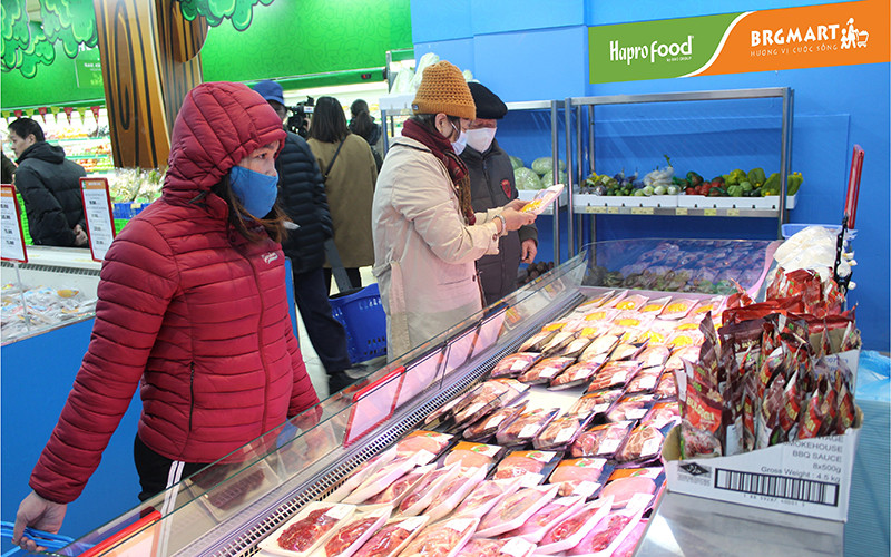 Người dân mua sắm tại siêu thị Haprofood/BRGMart.