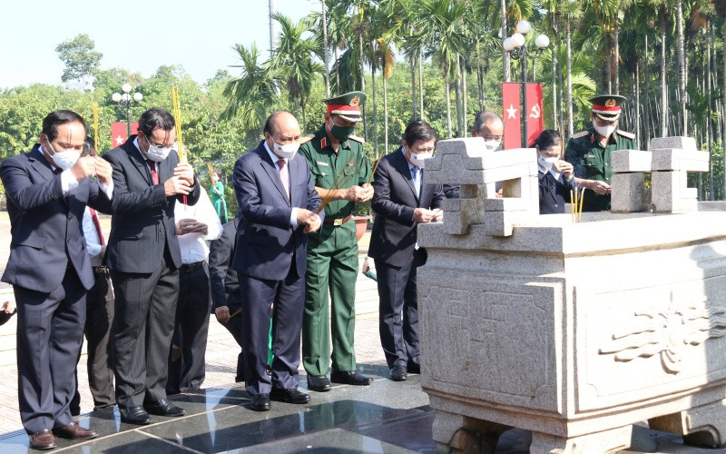 Chủ tịch nước Nguyễn Xuân Phúc dâng hương tại Khu tưởng niệm Liệt sĩ Ngã Ba Giồng.