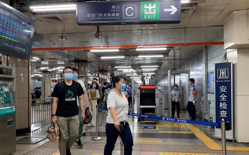 Khẩu trang được bắt buộc sử dụng tại môi trường công cộng. (Ảnh: Vi Sa)