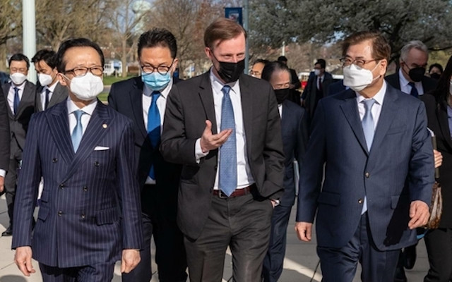 Từ trái sang phải, các cố vấn an ninh quốc gia: Shigeru Kitamura của Nhật Bản, Jake Sullivan của Mỹ và Suh Hoon của Hàn Quốc tại Học viện Hải quân Mỹ ở Annapolis, Maryland, Mỹ, ngày 2-4-2021. (Ảnh: Yonhap)