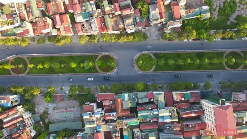 Cận cảnh đường Văn Cao - Liễu Giai trước khi thu hẹp dải phân cách mở rộng làn xe